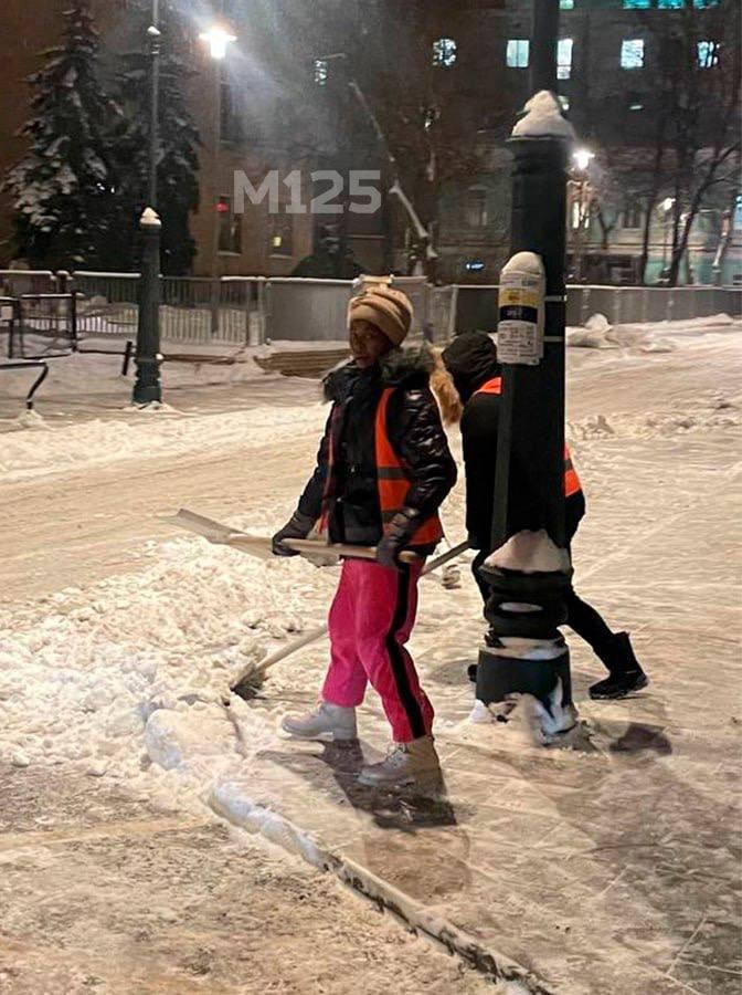 Кто виноват в плохой уборке снега в московских дворах и что с этим делать